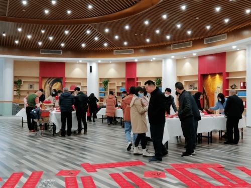 翰墨飄香送祝福 福建高院機(jī)關(guān)開展 寫春聯(lián) 送文化 活動